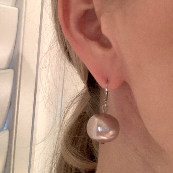 NWOT Boutique Pink Glass Pearl Drop Earrings - Picture 3 of 4